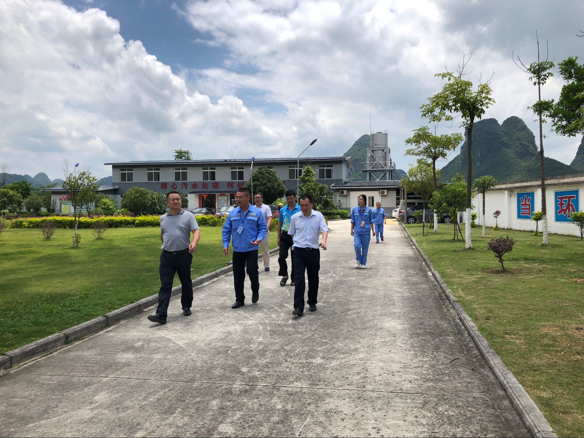 20180619河池市副市長鐘洪（左一）、羅城縣副縣長覃周民（右一）蒞臨羅城污水處理廠檢查指導工作.jpg